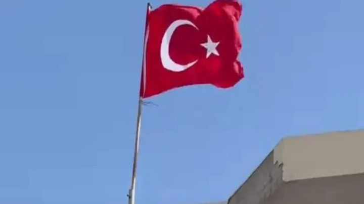    القضاء التونسي يرفض الإفراج عن 4 أشخاص بتهمة رفع العلم التركي